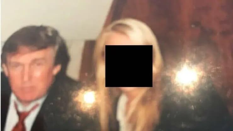 צילום: House Oversight Committee נשיא ארה"ב דונלד טראמפ לצד אישה שפניה מוסתרים