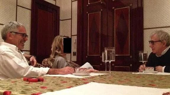 וודי אלן לצד אפשטיין. גם שמו נקשר לעבירות מין (צילום: House Oversight Committee) ג'פרי אפשטיין לצד הבמאי וודי אלן