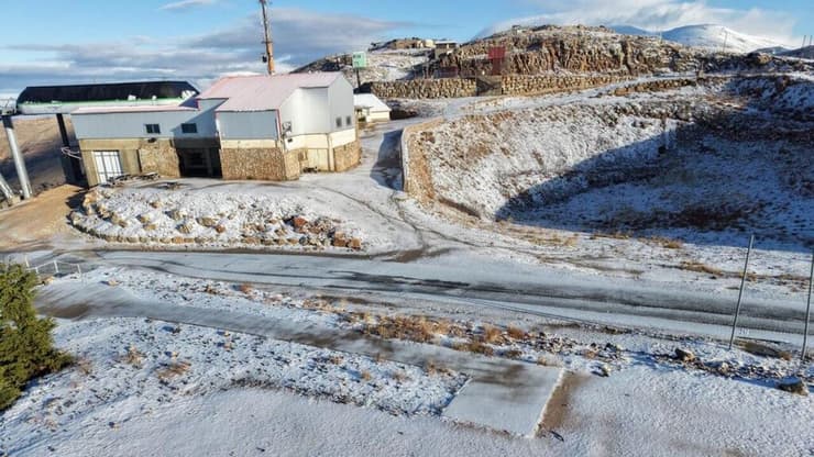 2 ס"מ שלג בחרמון. הסופה "ביירון" (צילום: אתר החרמון) סופת 'ביירון' הגיעה למפלס העליון באתר החרמון והורידה 2 סמ' שלג