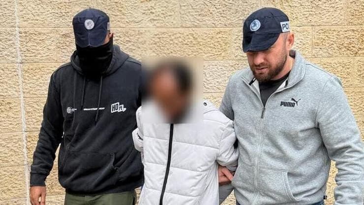 מעצרו של בלטה יובל רטה, הנאשם ברצח הכפול (צילום: דוברות המשטרה ) עמצרו של החשוד ברצח אם ובנה באירוע שהתרחש בעיר יוקנעם עילית