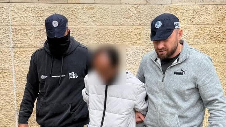 מעצרו של בלטה יובל רטה הנאשם ברצח דודתו ובן דודתו (צילום: דוברות המשטרה) עמצרו של החשוד ברצח אם ובנה באירוע שהתרחש בעיר יוקנעם עילית