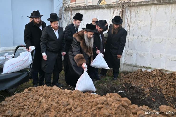 קוברים את שרידי ספרי הקודש (צילום: יהושע פרוכטר ומאיר זלזניק) קוברים את שרידי ספרי הקודש