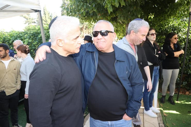 איזנקוט עם יו"ר האופוזיציה יאיר לפיד (צילום: יריב כץ ) אזכרתו של גל איזנקוט ז"ל, שנתיים למותו - גדי אביו של גל ויאיר לפיד