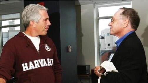 עו״ד אלן דרשוביץ וג'פרי אפשטיין (צילום: House Oversight Committee) העורך דין האמריקני אלן דרשוביץ באחוזה של ג'פרי אפשטיין