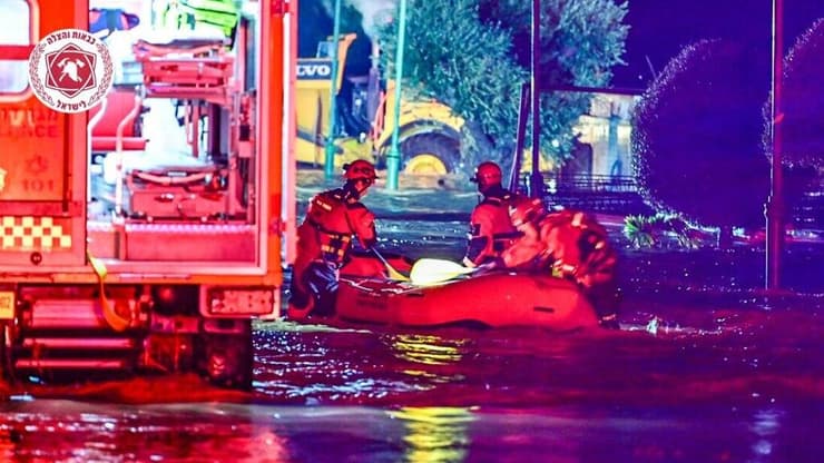 כוחות ההצלה בהצפה בבית שקמה (צילום: דוברות כבאות והצלה) כבאות והצלה הצפה בית שיקמה ביירון פינוי היפותרמיה