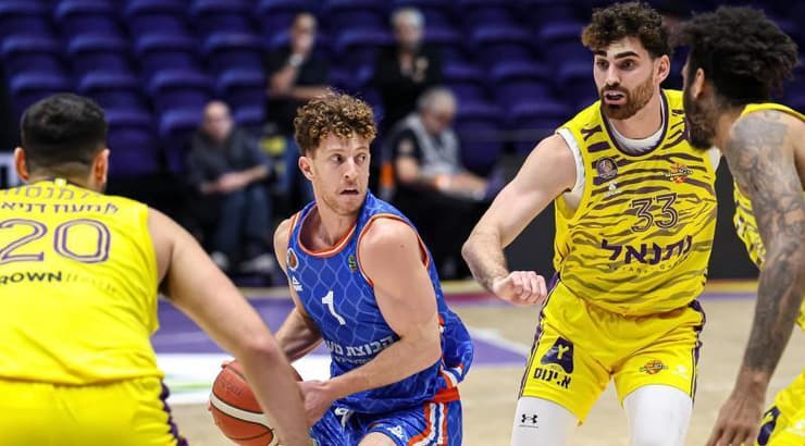 גיל בני בין שחקני הפועל חולון (לילך וויס-רוזנברג) גיל בני בין שחקני הפועל חולון