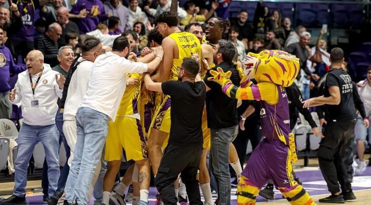 שחקני הפועל חולון בטירוף (לילך וויס-רוזנברג) שחקני הפועל חולון בטירוף