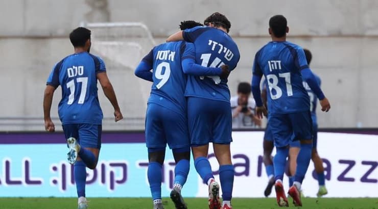 שחקני מכבי פתח תקווה חוגגים (אופיר מגדל) שחקני מכבי פתח תקווה חוגגים