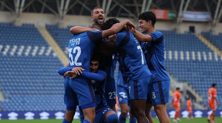 שחקני מכבי פתח תקווה חוגגים (אופיר מגדל) שחקני מכבי פתח תקווה חוגגים