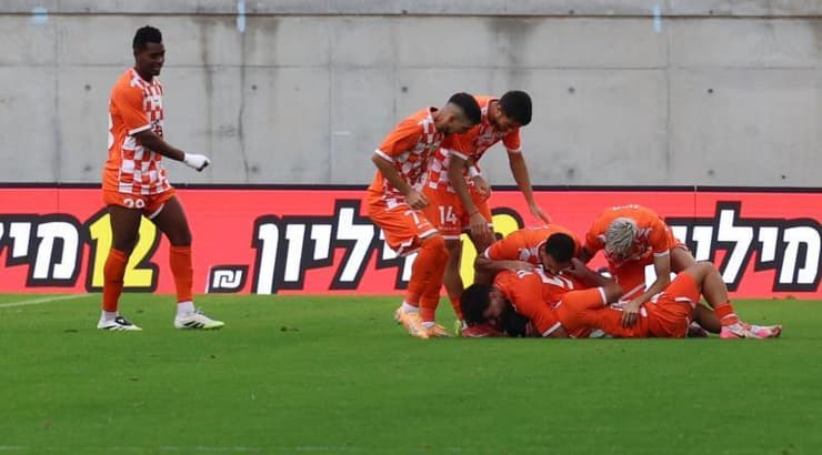 שחקני הפועל ראשון לציון מאושרים (אופיר מגדל) שחקני הפועל ראשון לציון מאושרים