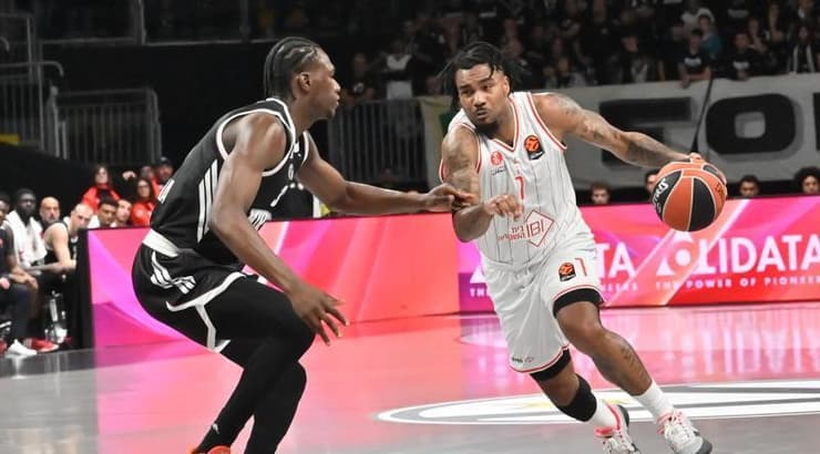 כריס ג'ונס חודר (ראובן שוורץ) כריס ג'ונס חודר