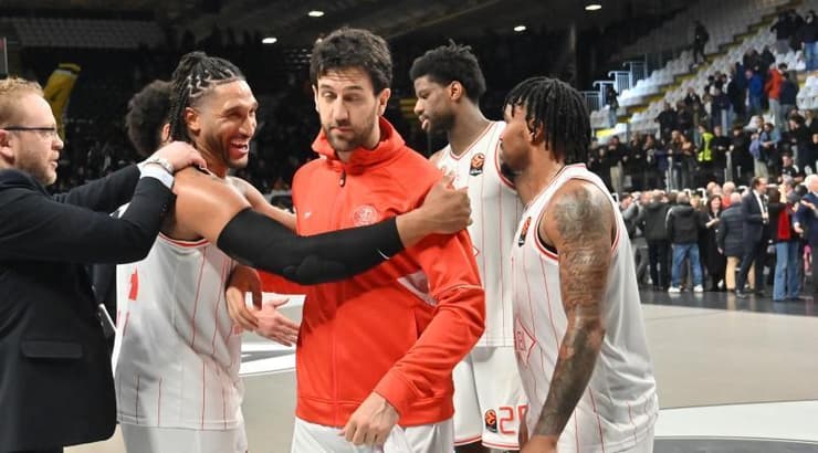 שחקני הפועל תל אביב חוגגים (ראובן שוורץ) שחקני הפועל תל אביב חוגגים