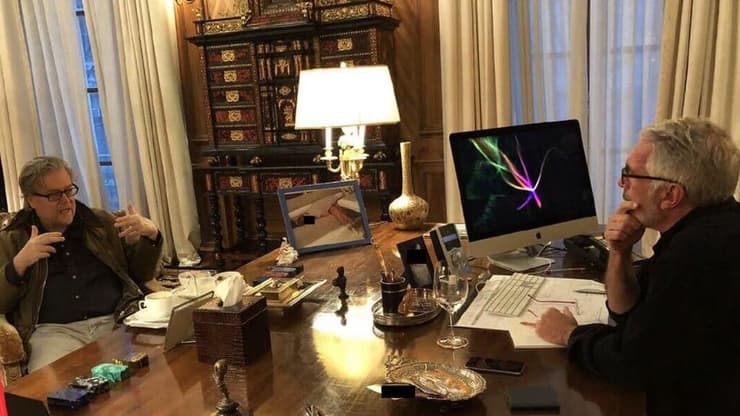 סטיב באנון באחת התמונות שפורסמו (צילום: House Oversight Committee) ג'פרי אפשטיין והאסטרטג ואיש התקשורת סטיב באנון