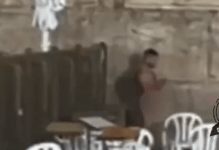 הגבר מתפלל כשהוא עירום בעזרת הנשים