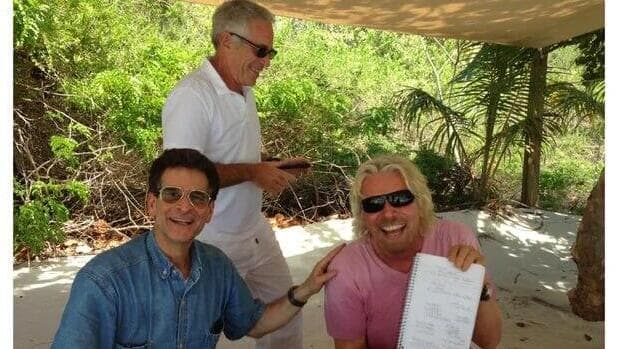 אפשטיין והמיליארדר ריצ'רד ברנסון (צילום: House Oversight Committee) איש העסקים הפדופיל ג'פרי אפשטיין והמיליארדר ריצ'רד ברנסון