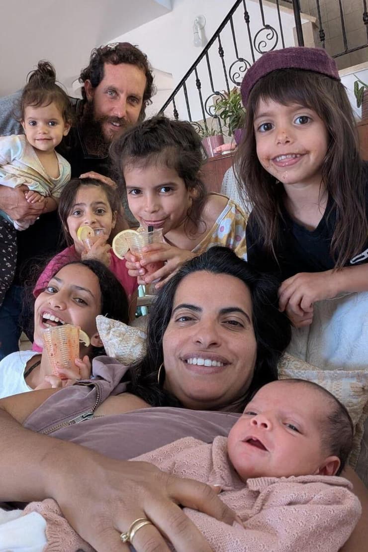 אמיר ז"ל עם אלמנתו אור וששת ילדיהם (צילום: באדיבות המשפחה) אמיר ליבוביץ, בן 38 מהישוב עופרה נפטר בפתאומיות מדום לב, במהלך ריצת בוקר עם שתי בנותיו