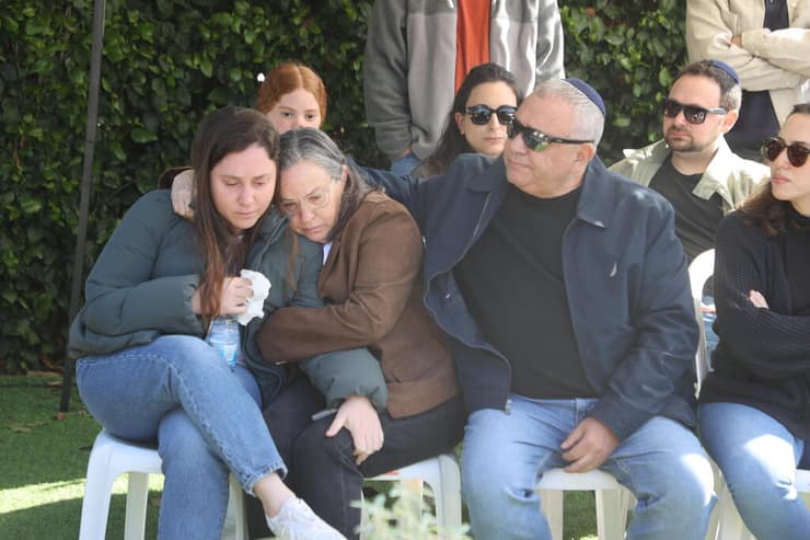 משפחת איזנקוט בטקס לזכר גל (צילום: יריב כץ ) אזכרתו של גל איזנקוט ז"ל, שנתיים למותו - אביו גדי איזנקוט וחנה אמו של גל