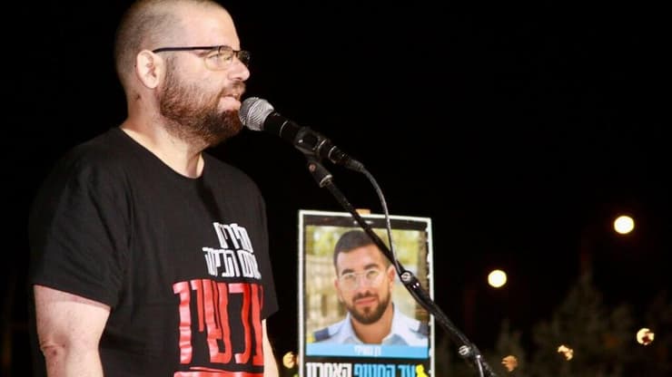 שורד השבי איתן הורן בעצרת בשער הנגב (צילום: ארז וולך) שורד השבי איתן הורן בעצרת בשער הנגב