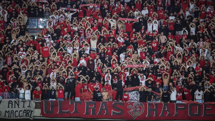 שוב זועמים על המשטרה. אוהדי הפועל ת"א (צילום: עוז מועלם) עירוני קריית שמונה הפועל ת"א