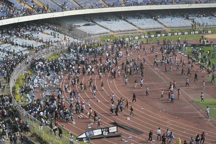 המהומה באצטדיון (צילום: Dibyangshu SARKAR / AFP) ביקור לאו מסי בהודו