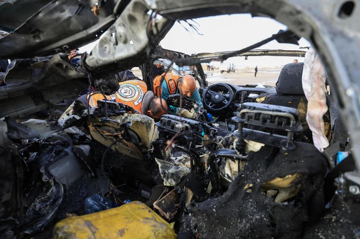 רכב הסקודה המרוסק של סעד בזירת התקיפה (צילום: REUTERS/Dawoud Abu Alkas) זירת החיסול של ראאד סעד בעיר עזה