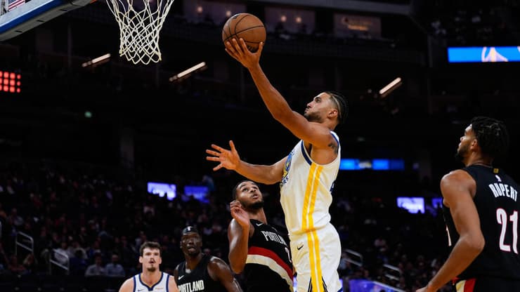 על סף סגירה. ג'קסון רואו במדי גולדן סטייט (צילום: AP Photo/Godofredo A. Vásquez) ג'קסון רואו במדי גולדן סטייט ווריורס