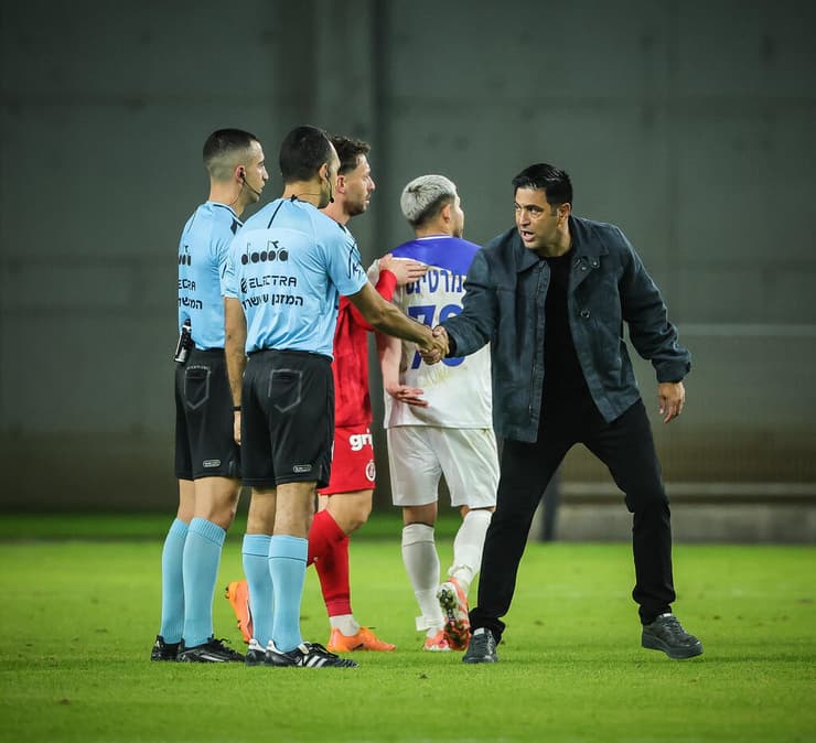 אליניב ברדה והשופט גל לוי (צילום: עוז מועלם) אליניב ברדה והשופט גל לוי