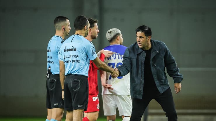 ברדה ולוי בסיום הדרמה, אתמול (צילום: עוז מועלם) אליניב ברדה והשופט גל לוי