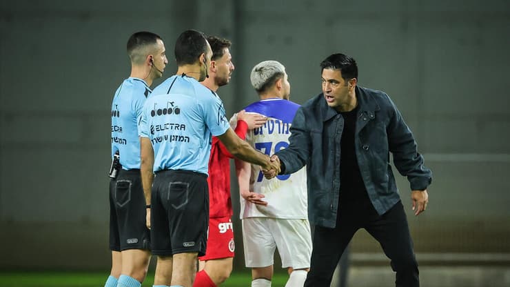 ברדה והשופט גל לוי (צילום: עוז מועלם) אליניב ברדה והשופט גל לוי