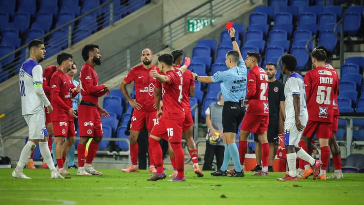 גל לוי מוציא אדום לאלקוקין (צילום: עוז מועלם) גל לוי מוציא אדום לאלקוקין