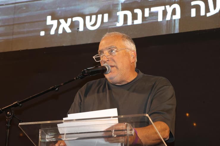 איל אשל בכיכר: "נתניהו והממשלה הופכים לנו מדי יום את הבטן ואת הלב" (צילום: יריב כץ) עצרת מחאה בכיכר הבימה
