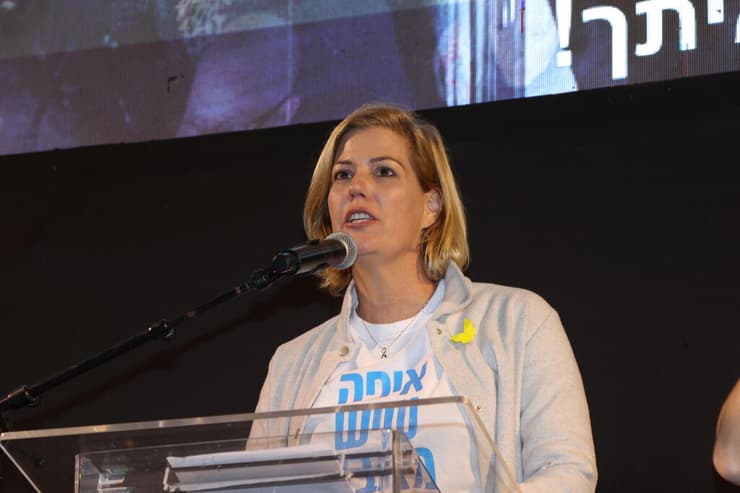 כרמית פלטי קציר בעצרת במוצ"ש (צילום: יריב כץ) עצרת מחאה בכיכר הבימה