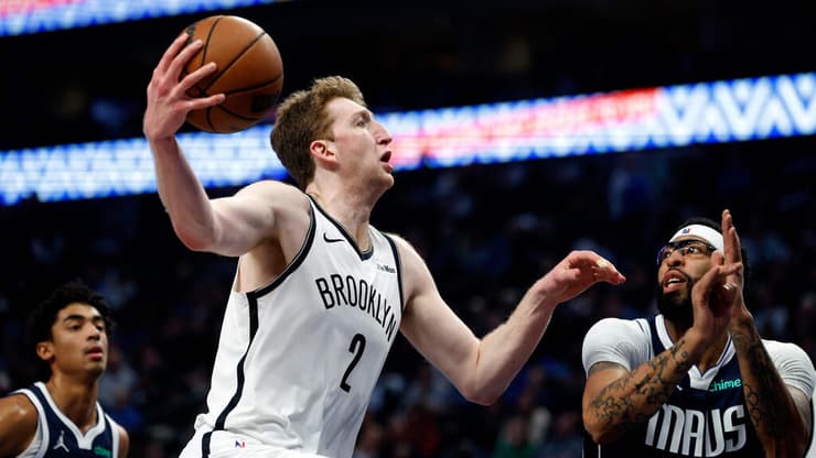 הופעה נהדרת שלו לא הספיקה לברוקלין. דני וולף מול אנתוני דייויס (צילום: Ron Jenkins / AFP) שחקן ברוקלין נטס דני וולף מול שחקן דאלאס מאבריקס אנתוני דייויס