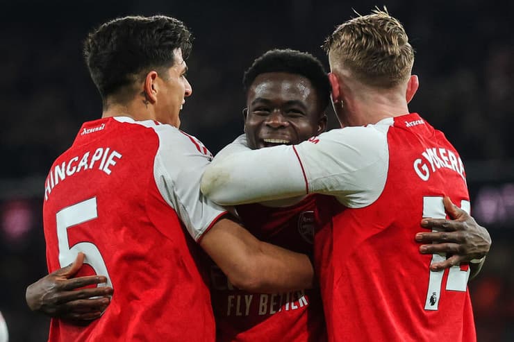 סאקה חוגג עם החברים את השער הנדיר 