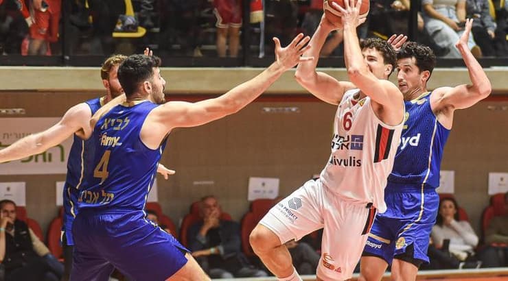 שחר עמיר בין שחקני מכבי תל אביב (ניסן עייש) שחר עמיר בין שחקני מכבי תל אביב