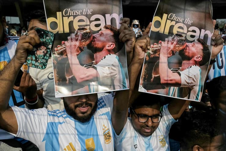 המעריצים שחיכו למסי (צילום: Dibyangshu SARKAR / AFP) ביקור לאו מסי בהודו