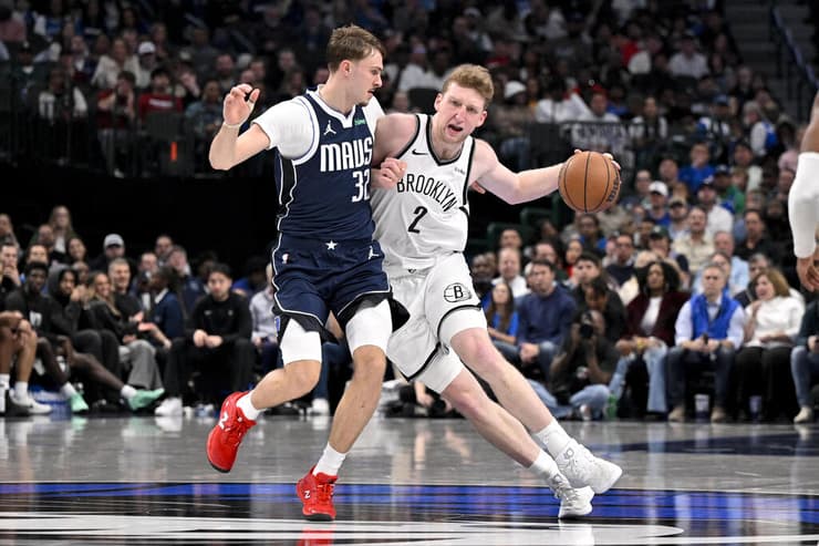 וולף מול קופר פלאג (צילום: Jerome Miron/Reuters) שחקן ברוקלין נטס דני וולף מול שחקן דאלאס מאבריקס קופר פלאג