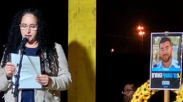 הראל פלחצ'ינסקי, דודתו של רן, בעצרת בשער הנגב (צילום: ארז וולך) הראל פלחצ׳ינסקי דודתו של רן גואילי בעצרת בשער הנגב