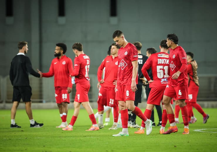 שחקני הפועל ת"א מאוכזבים (צילום: עוז מועלם) שחקני הפועל ת"א מאוכזבים