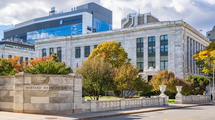 בית הספר לרפואה באוניברסיטת הרווארד. המרכז האוניברסיטאי הפך ליעד למתקפות מצד ממשל טראמפ על רקע טענות לאנטישמיות. ארכיון (צילום: shutterstock) בית הספר לרפואה באוניברסיטת הרווארד