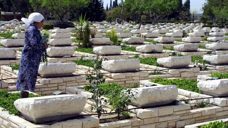 ההגנה שלנו על המשפחות היא האור שנשאר דולק עבורן. בית העלמין הצבאי בקרית שאול (צביקה טישלר) ההגנה שלנו על המשפחות היא האור שנשאר דולק עבורן. בית העלמין הצבאי בקרית שאול