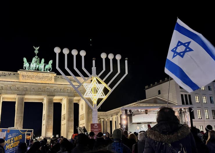 שער ברנדנבורג ברלין גרמניה הדלקת נר ראשון של חנוכה (ציילום: AP Photo/Markus Schreiber) שער ברנדנבורג ברלין גרמניה הדלקת נר ראשון של חנוכה
