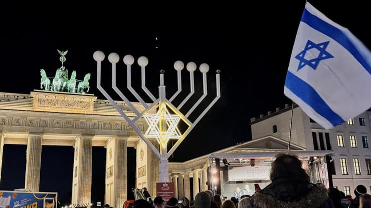 הדלקת נר ראשון בשער ברנדנבורג בברלין (ציילום: AP Photo/Markus Schreiber) שער ברנדנבורג ברלין גרמניה הדלקת נר ראשון של חנוכה