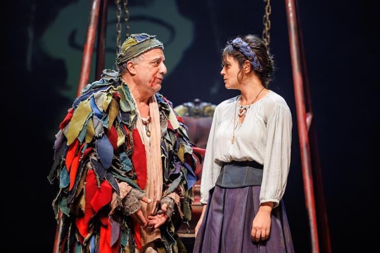 תפקידים להשתולל איתם. ג'וי ריגר ונורמן עיסא (צילום: מתוך ההצגה "מעגל הגיר הקווקזי" בהבימה) ג'וי ריגר ונורמן עיסא