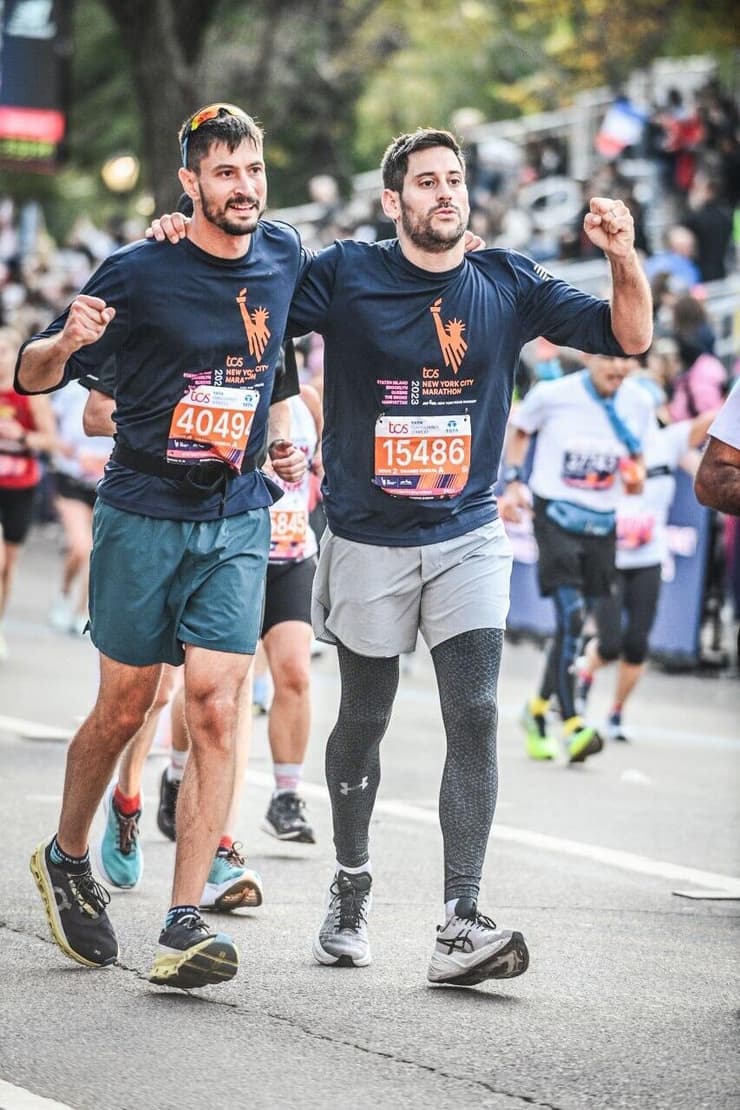 אייל ואדם אשכר, אחיו של אור ז"ל, במרתון ניו-יורק 2023, לפני קו הסיום (צילום פרטי) אייל ואדם אשכר, אחיו של אור ז"ל, במרתון ניו-יורק 2023, לפני קו הסיום