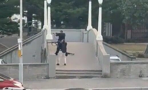 המחבלים יורים מהגשר לעבר היהודים שהתכנסו להדלקת נרות (צילום: לפי סעיף 27א' לזכויות יוצרים ) תיעוד: דקה אחר דקה של נטרול המחבלים בונדיי ביץ'