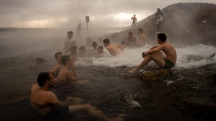 לאחר שנחתם הסכם הפסקת אש בין ישראל ללבנון הגיעו חיילים ואזרחים לטבול בבריכת המים החמים שליד הר בנטל. (צילום: אוהד צויגנברג / AP) לאחר שנחתם הסכם הפסקת אש בין ישראל ללבנון הגיעו חיילים ואזרחים לטבול בבריכת המים החמים שליד הר בנטל.