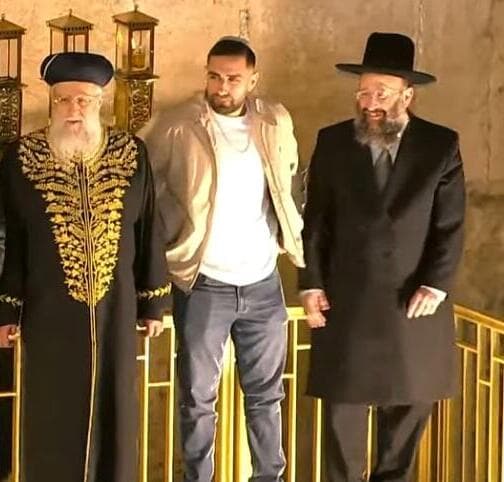 מימין: רב הכותל שמואל רבינוביץ, שגב כלפון והרב דוד יוסף בהדלקת נר ראשון של חנוכה (צילום: הקרן למורשת הכותל) מימין: רב הכותל שמואל רבינוביץ, שגב כלפון והרב דוד יוסף בהדלקת נר ראשון של חנוכה