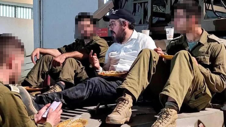 אחרי 7 באוקטובר טס לישראל וביקר חיילים הרב אלי שלנגר