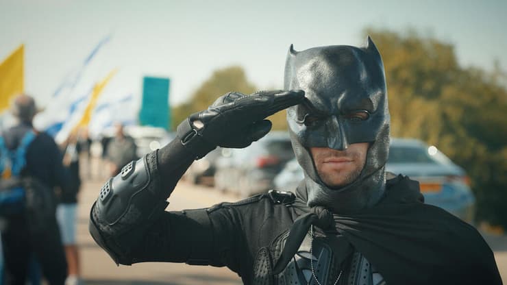 הלווייתם של שלושת בני משפחת ביבס. את השיירה ליוו רבבות אנשים, שביקשו לחלוק להם כבוד אחרון ודרשו להחזיר את כל החטופים. צומת הקשתות, שער הנגב, 26 בפברואר 2025 (צילום: אור סיט) הלווייתם של שלושת בני משפחת ביבס. את השיירה ליוו רבבות אנשים, שביקשו לחלוק להם כבוד אחרון ודרשו להחזיר את כל החטופים. צומת הקשתות, שער הנגב, 26 בפברואר 2025